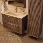 Het Riva badkamermeubel 100 in donker eiken ademt luxe en rust. Massief eiken met groevenfront, twee hoogwaardige softclose lades en een mat beige Mineraalsteen wastafel. De wastafel kan met of zonder kraangaten worden geleverd.