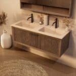 Het Riva badkamermeubel 120 in donker eiken ademt luxe en rust. Massief eiken met groevenfront, hoogwaardige softclose lades en een mat beige Mineraalsteen dubbel wastafel. De wastafel kan met of zonder kraangaten worden geleverd.