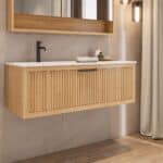 Hangend naturel eiken badkamermeubel 60 cm met één lade en mat beige mineraalstenen wastafel