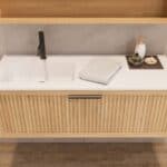 Hangend naturel eiken badkamermeubel 60 cm met één lade en mat beige mineraalstenen wastafel