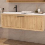 Hangend naturel eiken badkamermeubel 60 cm met één lade en mat beige mineraalstenen wastafel