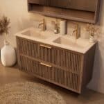 Het Riva badkamermeubel 120 in donker eiken ademt luxe en rust. Massief eiken met groevenfront, twee hoogwaardige softclose lades en een mat beige Mineraalsteen dubbele wastafel. De wastafel kan met of zonder kraangaten worden geleverd.