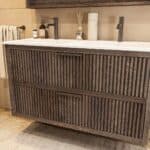 Hangend donker eiken badkamermeubel 120 cm met twee lades en dubbele mat witte mineraalstenen wastafel