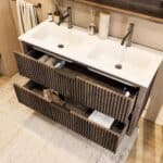 Hangend donker eiken badkamermeubel 120 cm met twee lades en dubbele mat witte mineraalstenen wastafel