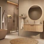 Het Riva badkamermeubel 120 in naturel eiken combineert ambachtelijk vakmanschap met moderne luxe. Gemaakt van massief eiken met ribbelfront, softclose lades en een mat beige Mineraalsteen wastafel. De wastafel kan met of zonder kraangaten worden gel
