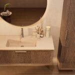 Het Riva badkamermeubel 120 in donker eiken ademt luxe en rust. Massief eiken met groevenfront, hoogwaardige softclose lades en een mat beige Mineraalsteen wastafel. De wastafel kan met of zonder kraangaten worden geleverd.