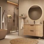 Het Riva badkamermeubel 120 in naturel eiken combineert ambachtelijk vakmanschap met moderne luxe. Gemaakt van massief eiken met ribbelfront, twee softclose lades en een mat beige Mineraalsteen wastafel. De wastafel kan met of zonder kraangaten worde