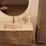 Het Riva badkamermeubel 120 in donker eiken ademt luxe en rust. Massief eiken met groevenfront, twee hoogwaardige softclose lades en een mat beige Mineraalsteen wastafel. De wastafel kan met of zonder kraangaten worden geleverd.