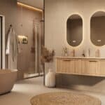 Het Riva badkamermeubel 140 in naturel eiken combineert ambachtelijk vakmanschap met moderne luxe. Gemaakt van massief eiken met ribbelfront, softclose lades en een dubbele mat beige Mineraalsteen wastafel. De wastafel kan met of zonder kraangaten wo