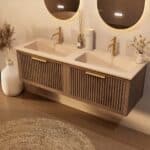 Het Riva badkamermeubel 140 in donker eiken ademt luxe en rust. Massief eiken met groevenfront, hoogwaardige softclose lades en een mat beige Mineraalsteen dubbel wastafel. De wastafel kan met of zonder kraangaten worden geleverd.