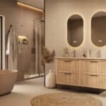 Het Riva badkamermeubel 140 in naturel eiken combineert ambachtelijk vakmanschap met moderne luxe. Gemaakt van massief eiken met ribbelfront, vier softclose lades en een mat beige dubbele Mineraalsteen wastafel. De wastafel kan met of zonder kraangat
