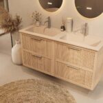 Het Riva badkamermeubel 140 in naturel eiken combineert ambachtelijk vakmanschap met moderne luxe. Gemaakt van massief eiken met ribbelfront, vier softclose lades en een mat beige dubbele Mineraalsteen wastafel. De wastafel kan met of zonder kraangat