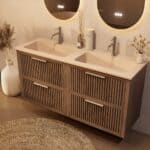Het Riva badkamermeubel 140 in donker eiken ademt luxe en rust. Massief eiken met groevenfront, vier hoogwaardige softclose lades en een mat beige Mineraalsteen dubbele wastafel. De wastafel kan met of zonder kraangaten worden geleverd.