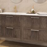 Modern donker eiken badkamermeubel 100 cm met één lade en mat beige mineraalstenen wastafel