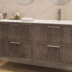 Modern donker eiken badkamermeubel 100 cm met twee lades en mat beige mineraalstenen wastafel