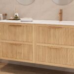 Modern naturel eiken badkamermeubel 100 cm met twee lades en mat beige mineraalstenen wastafel