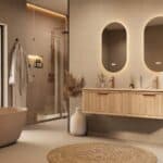 Het Riva badkamermeubel 160 in naturel eiken combineert ambachtelijk vakmanschap met moderne luxe. Gemaakt van massief eiken met ribbelfront, softclose lades en een dubbele mat beige Mineraalsteen wastafel. De wastafel kan met of zonder kraangaten wo