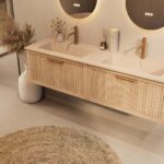 Het Riva badkamermeubel 160 in naturel eiken combineert ambachtelijk vakmanschap met moderne luxe. Gemaakt van massief eiken met ribbelfront, softclose lades en een dubbele mat beige Mineraalsteen wastafel. De wastafel kan met of zonder kraangaten wo