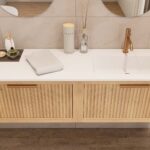 Hangend naturel eiken badkamermeubel 120 cm met twee lades en dubbele mat beige mineraalstenen wastafel