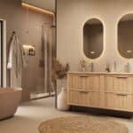 Het Riva badkamermeubel 160 in naturel eiken combineert ambachtelijk vakmanschap met moderne luxe. Gemaakt van massief eiken met ribbelfront, vier softclose lades en een mat beige dubbele Mineraalsteen wastafel. De wastafel kan met of zonder kraangat