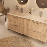 Het Riva badkamermeubel 160 in naturel eiken combineert ambachtelijk vakmanschap met moderne luxe. Gemaakt van massief eiken met ribbelfront, vier softclose lades en een mat beige dubbele Mineraalsteen wastafel. De wastafel kan met of zonder kraangat