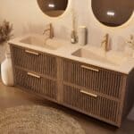 Het Riva badkamermeubel 160 in Donker eiken combineert ambachtelijk vakmanschap met moderne luxe. Gemaakt van massief eiken met ribbelfront, vier softclose lades en een mat beige dubbele Mineraalsteen wastafel. De wastafel kan met of zonder kraangate