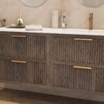 Modern donker eiken badkamermeubel 120 cm met twee lades en mat beige mineraalstenen wastafel