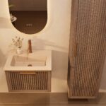 Het Riva badkamermeubel 60 in donker eiken ademt luxe en rust. Massief eiken met groevenfront, hoogwaardige softclose lades en een mat beige Mineraalsteen wastafel. De wastafel kan met of zonder kraangaten worden geleverd.
