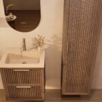 Het Riva badkamermeubel 60 in donker eiken ademt luxe en rust. Massief eiken met groevenfront, twee hoogwaardige softclose lades en een mat beige Mineraalsteen wastafel. De wastafel kan met of zonder kraangaten worden geleverd.