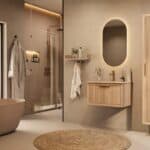 Het Riva badkamermeubel 70 in naturel eiken combineert ambachtelijk vakmanschap met moderne luxe. Gemaakt van massief eiken met ribbelfront, softclose lades en een mat beige Mineraalsteen wastafel. De wastafel kan met of zonder kraangaten worden gele