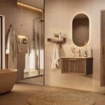 Het Riva badkamermeubel 70 in donker eiken ademt luxe en rust. Massief eiken met groevenfront, hoogwaardige softclose lades en een mat beige Mineraalsteen wastafel. De wastafel kan met of zonder kraangaten worden geleverd.