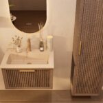 Het Riva badkamermeubel 70 in donker eiken ademt luxe en rust. Massief eiken met groevenfront, hoogwaardige softclose lades en een mat beige Mineraalsteen wastafel. De wastafel kan met of zonder kraangaten worden geleverd.
