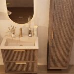 Het Riva badkamermeubel 70 in donker eiken ademt luxe en rust. Massief eiken met groevenfront, twee hoogwaardige softclose lades en een mat beige Mineraalsteen wastafel. De wastafel kan met of zonder kraangaten worden geleverd.