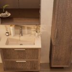 Het Riva badkamermeubel 80 in donker eiken ademt luxe en rust. Massief eiken met groevenfront, twee hoogwaardige softclose lades en een mat beige Mineraalsteen wastafel. De wastafel kan met of zonder kraangaten worden geleverd.