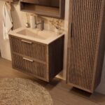 Het Riva badkamermeubel 80 in donker eiken ademt luxe en rust. Massief eiken met groevenfront, twee hoogwaardige softclose lades en een mat beige Mineraalsteen wastafel. De wastafel kan met of zonder kraangaten worden geleverd.