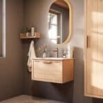 Modern naturel eiken badkamermeubel 70 cm met één lade en mat witte mineraalstenen wastafel