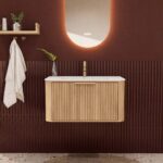 Rond hangend naturel eiken badkamermeubel 80 cm met groevenfront en mat witte solid surface wastafel