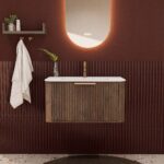 Rond hangend donker eiken badkamermeubel 80 cm met groevenfront en mat witte solid surface wastafel