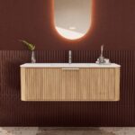 Rond naturel eiken wastafelmeubel 120 cm met groevenfront en mat witte solid surface wastafel