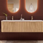 Rond hangend naturel eiken badkamermeubel 160 cm met groevenfront en dubbele mat witte solid surface wastafel