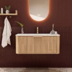 Rond naturel eiken badkamermeubel 100 cm met groevenfront en mat witte solid surface wastafel