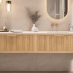 Hangend naturel eiken badkamermeubel 140 cm met twee lades en dubbele mat witte mineraalstenen wastafel