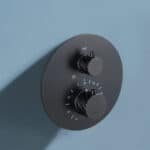 Luxe thermostatische inbouwdoucheset in Black Gun Metal met PVD-coating, een hoofddouche van Ø25 cm en een losse handdoucheset. Uitgevoerd met muuraansluiting. Verkrijgbaar in 6 kleuren en geleverd met 5 jaar garantie. Kenmerkend voor de Toscana seri