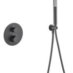 Luxe thermostatische inbouwdoucheset in Black Gun Metal met PVD-coating, een hoofddouche van Ø25 cm en een losse handdoucheset. Uitgevoerd met muuraansluiting. Verkrijgbaar in 6 kleuren en geleverd met 5 jaar garantie. Kenmerkend voor de Toscana seri