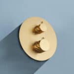 Thermostatische inbouwdoucheset in geborsteld goud met PVD-coating, voorzien van een hoofddouche van Ø25 cm en een losse handdoucheset. Uitgevoerd met muuraansluiting. Verkrijgbaar in 6 kleuren en geleverd met 5 jaar garantie. Kenmerkend voor de Tosc