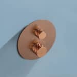 Stijlvolle thermostatische inbouwdoucheset in geborsteld koper met PVD-coating, een hoofddouche van Ø25 cm en een losse handdoucheset. Uitgevoerd met muuraansluiting. Verkrijgbaar in 6 kleuren en geleverd met 5 jaar garantie. Kenmerkend voor de Tosca