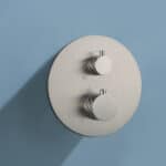 Moderne thermostatische inbouwdoucheset in geborsteld nikkel, voorzien van een hoofddouche van Ø25 cm en een losse handdoucheset. Uitgevoerd met muuraansluiting. Verkrijgbaar in 6 kleuren en geleverd met 5 jaar garantie. Kenmerkend voor de Toscana se