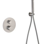 Moderne thermostatische inbouwdoucheset in geborsteld nikkel, voorzien van een hoofddouche van Ø25 cm en een losse handdoucheset. Uitgevoerd met muuraansluiting. Verkrijgbaar in 6 kleuren en geleverd met 5 jaar garantie. Kenmerkend voor de Toscana se