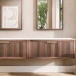 Modern hangend wastafelmeubel 200 cm eiken met ribbelfront, solid surface en twee ronde witte waskommen