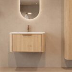 Rond hangend naturel eiken badkamermeubel 80 cm met vlak front en mat witte solid surface wastafel